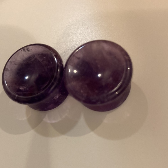 Concave Amethyst natural stone saddle plugs - Picture 3 of 3